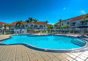 Ground Floor Condo- Patio, Resort Pool + Spa, Beach Nearby