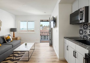 Oceanview Queen Suite Steps from the Sand (303)
