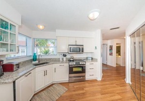 Vista Verde E Beautifully Updated, Contemporary Condo