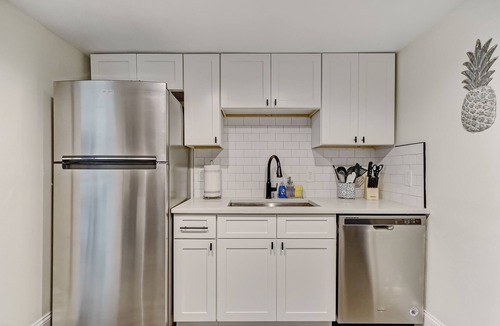 Lakeshore South House | 1/1 Hospitals | River| Trendy-Chic Avondale Townhouse