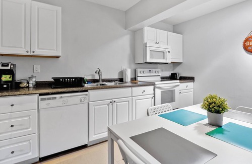 Croissant Park Villa | 1/1 spacious villa, kitchen, free parking and wifi, hot tub, BBQ, porch, patio.