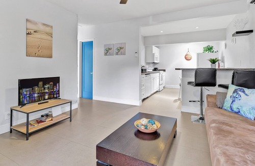 Croissant Park Villa | 1/1 spacious villa, kitchen, free parking and wifi, hot tub, BBQ, porch, patio.