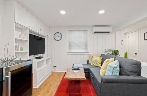 Radnor - Fort Myer Heights House | 1 BDRM Beaut-5 min walk to Metro/10 min from DC
