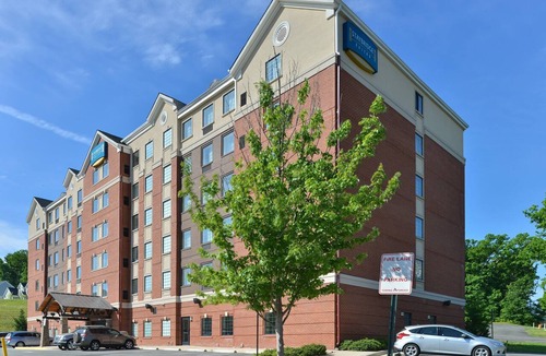 Aquia Harbour Condo | 1 Bedroom | Shared Indoor Pool. Free Breakfast