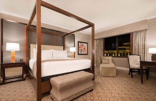 Las Vegas Strip Hotel | 1-Bedroom Suite at a 4.5⭐️ Hotel