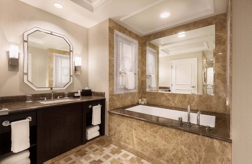 Las Vegas Strip Hotel | 1-Bedroom Suite at a 4.5⭐️ Hotel
