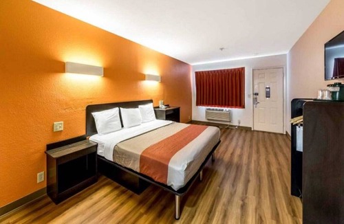 San Antonio Hotel | 1 King Bed | Non-Smoking