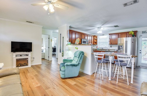 Cortez House | 1 Mi to Anna Maria Island: Pet-Friendly Retreat