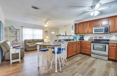 Cortez House | 1 Mi to Anna Maria Island: Pet-Friendly Retreat