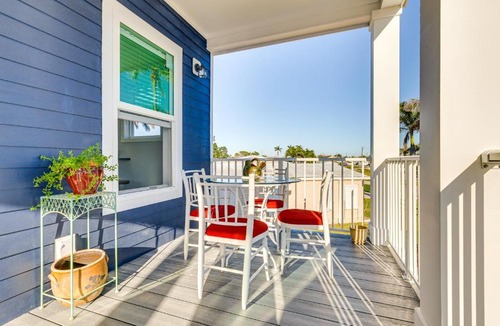 Truckland House | 1 Mi to Beach Access: Home w/Porch in Fort Myers!