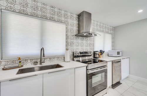 Yacht Club Cottage | 1 Mi to Beach: Modern Cape Coral Home w/Pool