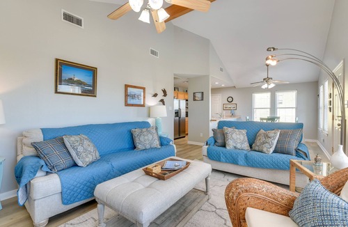 Pirates Beach House | < 1 Mi to Beach! Poolside Retreat in Galveston