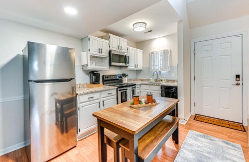 Norwich Apartment | 1 Mi to Mohegan Sun: Studio w/Pool Access