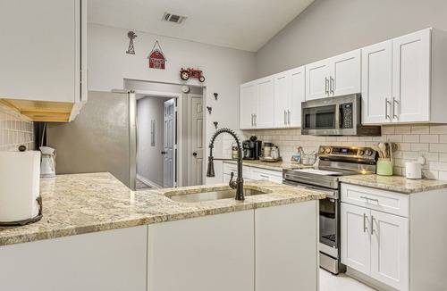 Gulf Breeze House | 1 Mi to Zoo: 'Rustic Bungalow' in Gulf Breeze!