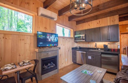 West Jefferson House | 1 Mile to Downtown West Jefferson Camping Cabin #7