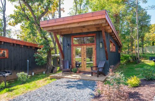 West Jefferson House | 1 Mile to Downtown West Jefferson! Camping Cabin #3