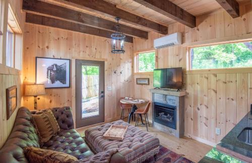 West Jefferson House | 1 Mile to Downtown West Jefferson Camping Cabin #6