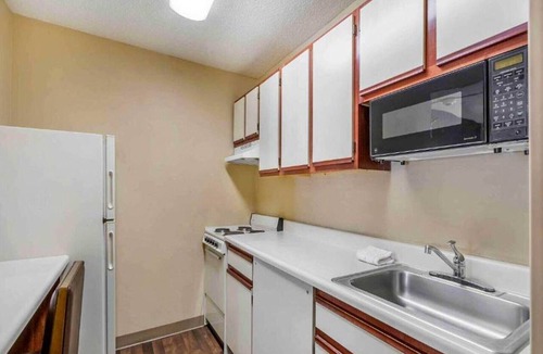 Florence Apartment | 1 Queen Bed | Mobil Access Tub Ste Smk Ktchn