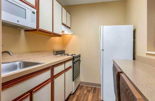 Florence Apartment | 1 Queen Bed | Mobil Access Tub Ste Smk Ktchn