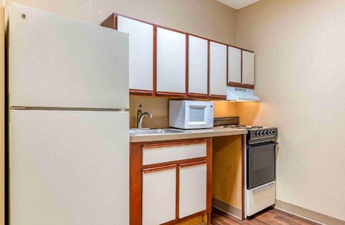 Florence Apartment | 1 Queen Bed | Mobil Access Tub Ste Smk Ktchn