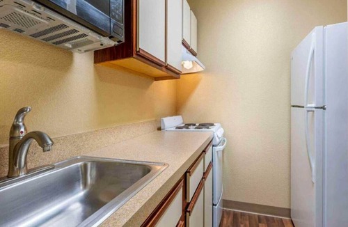 Florence Apartment | 1 Queen Bed | Mobil Access Tub Ste Smk Ktchn