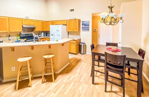 Paradise House | 1 Story Vegas Home | Office Dual Monitors | Fast Wifi | Near Strip & Airport