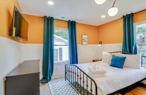 Woodbine House | 10 Min to Downtown- Large Patio- Basketball Game