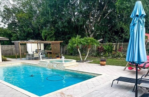 South Gate Ridge House | 10 minutes to siesta key beach! Hot tub an pool heated two master bedrooms!