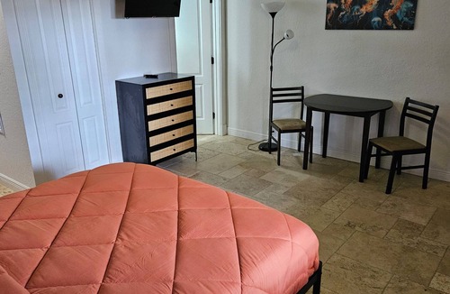 Singer Island Hotel | 105 Classic Single Room in waterfront hotel in Singer Island, FL