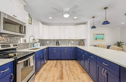 Truckland House | 10Min to Beach - Heated Pool Nov-April - Chef's Kitchen. 2 Night minimum stay.