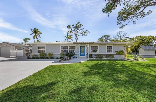 Truckland House | 10Min to Beach - Heated Pool Nov-April - Chef's Kitchen. 2 Night minimum stay.