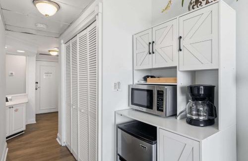Miramar Beach Hotel | 11th-floor studio with access to pool hot tub & fast WiFi - near beach