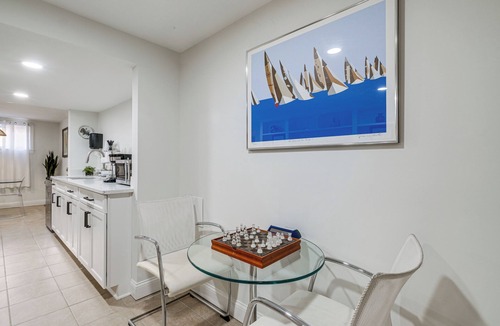 North Springfield Apartment | 15 Mi to The White House! Modern Apt w/Deck