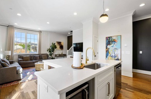 Rolling Mill Hill Apartment | 18 Bed Downtown View Walk To Broadway