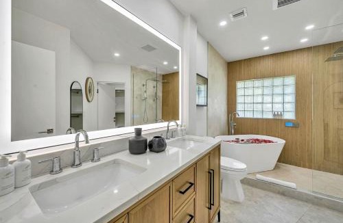 17th Street Causeway House | 180 of Waterfront Heated Pool Walk To Beach Paradise Point Key RESIDENCES