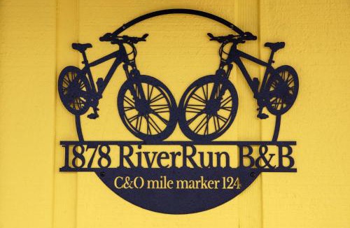 Hancock House | 1878 RiverRun - Self-Serve Breakfast, Self Check-in, WiFi, Trail and River access-No Staff On-Site