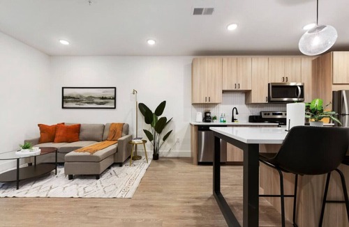 East Liberty Apartment | 1BR/1BA with Gym Access Near UPMC & Carnegie Uni.