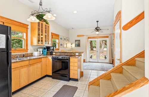 Historic Downtown Manteo House | 1BR historic cottage w/fireplace, patio & tub