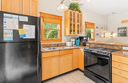 Historic Downtown Manteo House | 1BR historic cottage w/fireplace, patio & tub