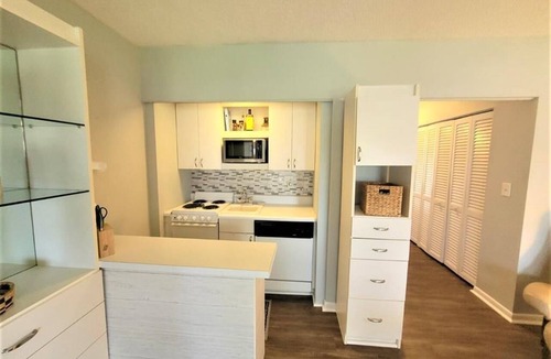 Marco Island Condo | 1BR Marco Island condo with heated pool, WiFi, kitchen, and beach nearby.