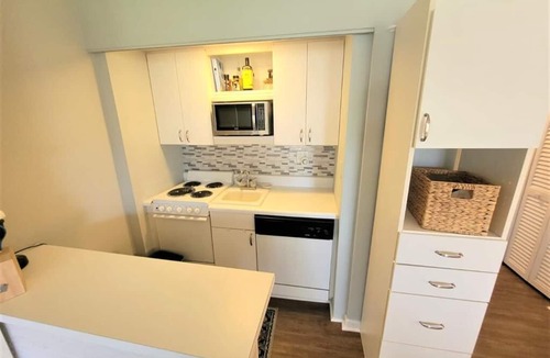 Marco Island Condo | 1BR Marco Island condo with heated pool, WiFi, kitchen, and beach nearby.