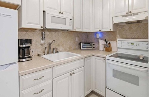 Marco Island Condo | 1BR Marco Island condo with pool, WiFi, kitchen, and heated pool.