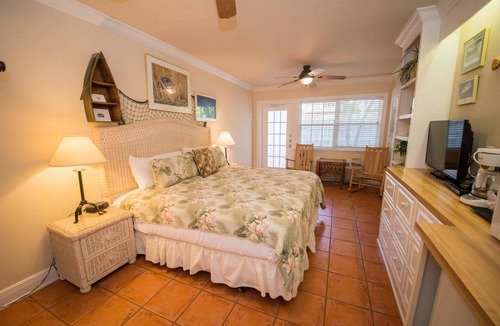 Bradenton Beach Hotel | 1st floor hotel room. Pet Friendly Small/medium dogs NO CATS