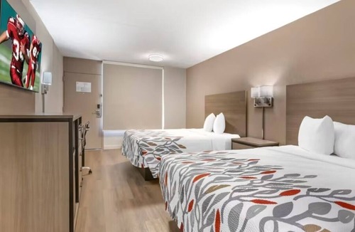 Tucson Hotel | 2 Affordable Rooms Close to Reid Park Zoo w/Pool