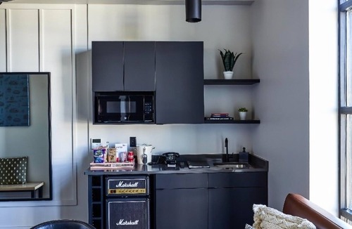 East Nashville Hotel | 2 Artistic Boutique Rooms for Families – Explore Vibrant East Nashville!