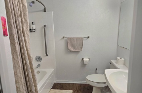 Gaithersburg Apartment | 2-bed apartment, heart of RIO, Gaithersburg! Near 1-270, commuter convenient.