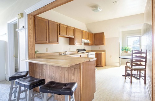 Pittsburgh Apartment | 2-bedroom apartment close to downtown Pittsburgh with AC for relaxing stays