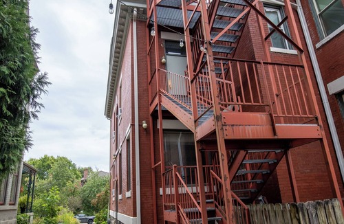 Pittsburgh Apartment | 2-bedroom apartment close to downtown Pittsburgh with AC for relaxing stays