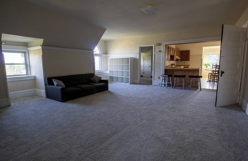 Pittsburgh Apartment | 2-bedroom apartment close to downtown Pittsburgh with AC for relaxing stays