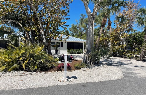 Sanibel House | 2 Bedroom Duplex - Close to Causeway/Walk to Nerita Beach!